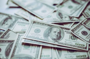 Dólar fecha estável, perto de R$5,00, com expectativa de acordo EUA-Irã