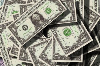 Dólar fecha abaixo de R$ 4,90 pela primeira vez desde janeiro de 2024