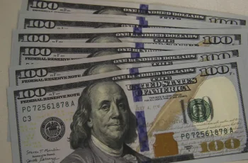 Dólar fecha em alta de 0,08%, cotado a R$ 4,8949 1 DÓLAR FECHA ESTÁVEL A R$ 4,89 MESMO COM TENSÃO ENTRE IRÃ E EUA