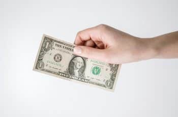 Dólar fecha estável a R$ 4,91 e bolsa sobe com negociações no Oriente Médio