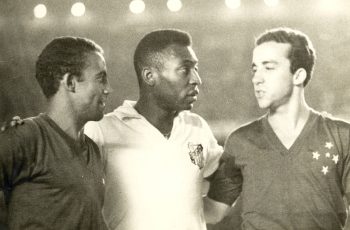 Tostão explica distanciamento de eventos oficiais para manter isenção como comentarista 2 Dirceu Lopes, Pelé e Tostão em jogo entre Cruzeiro e Santos pela Taça Brasil de 1966 (foto: Arquivo EM)