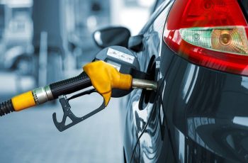Preço da gasolina no Brasil é afetado pela cotação do petróleo e variação do dólar, mas não há valor de fechamento específico disponível. 2 Preço da gasolina: como a cotação do dólar afetam a bomba - Correio Braziliense