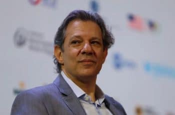 Dólar fecha em queda e Bolsa sobe com falas de Haddad sobre arcabouço fiscal