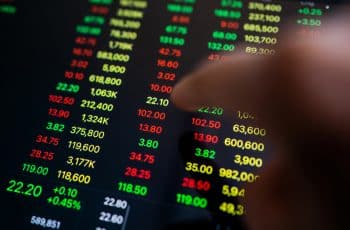 Ibovespa fecha em alta, mas acumula 4ª queda semanal