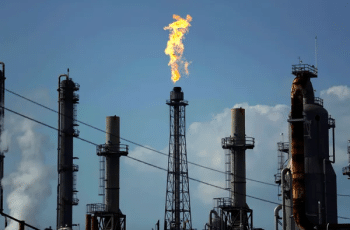 Guerra no Irã pressiona petróleo, que chega a US$ 126, e acende alerta para crise global