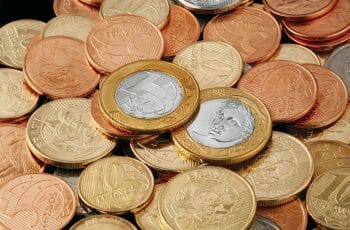 Inflação fora da meta e câmbio em queda: IPCA 2026 passa para 4,91%, mas mercado corta projeção do dólar