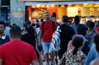 Taxa de desemprego atinge 5,8% no trimestre encerrado em abril de 2026, segundo IBGE 5 Desemprego chega a 5,8% no trimestre encerrado em abril, diz IBGE