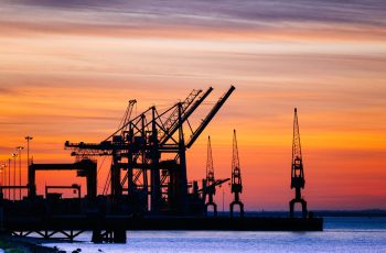 Petróleo Brent encerra próximo a US$ 99 por barril com alta impulsionada por tensões geopolíticas 2 Band
