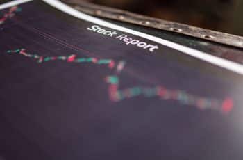 Ibovespa cai 0,8% e fecha aos 180 mil pontos