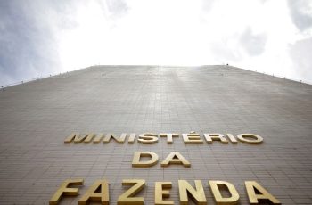Petróleo projeta cotação média de US$ 91,25 por barril, alta de 25% 3 Fazenda projeta impacto de R$ 6,2 bi por mês com medidas dos combustíveis
