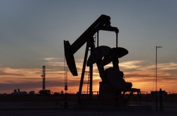 Petróleo Brent encerra em alta de 3,58%, a US$ 99,58 o barril 10 Petróleo Brent fecha em alta após ataques militares dos EUA contra Irã