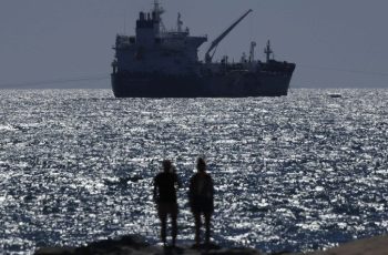 O barril do tipo Brent com vencimento em agosto, utilizado como referência para a maioria dos países, terminou a sessão em baixa de 5,06%, a US$ 78,96 -  (crédito: AFP)