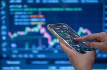 Ibovespa recua 0,91% e fecha a 172.197,46 pontos em meio a incertezas políticas e econômicas 1 Ibovespa Fecha em Queda com Incertezas Envolvendo Negociações EUA-Irã