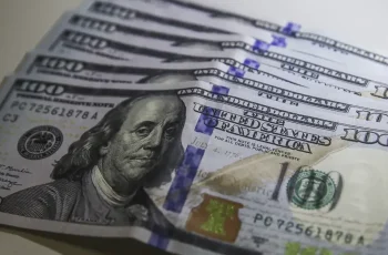 Mercado financeiro fecha com Ibovespa em queda e dólar em alta