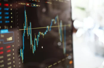 Ibovespa avança 1,16% e fecha em 174.197,10 pontos após recuperação do mercado brasileiro 1 Ibovespa fecha em alta e ignora impacto das tarifas dos EUA