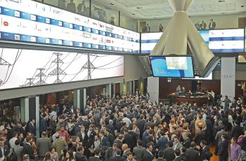 Dólar recua 0,39% e fecha a R$ 5,023 amid incertezas internacionais e valorização do petróleo 8 Bolsa recua pelo quinto pregão seguido e dólar fecha em queda