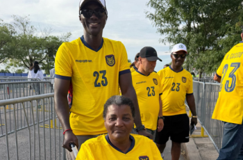 (FOTOS) La familia de Moisés Caicedo, presente en el estadio en Filadelfia
