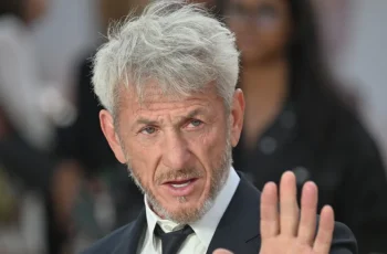 Sean Penn afirma que não comparecerá a eventos com mais de oito pessoas e critica selfies como "soul-suckers" durante o Tribeca Festival. 1 Don't Ask Sean Penn for a Selfie -- Even If You're a Holocaust Survivor