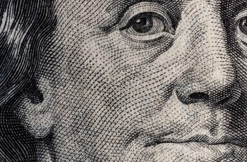 Dólar fecha em alta de 0,35%, cotado a R$ 5,5892, após decreto de Trump sobre tarifas de importação. 1 Dólar fecha em alta após Casa Branca dar prazo de 7 dias para início das tarifas contra o Brasil