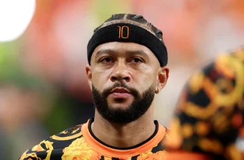 Corinthians recebe repasses da FIFA após classificação da Holanda na Copa do Mundo, garantindo até US$ 180 mil em benefícios 2 Memphis olha para frente durante partida da Holanda