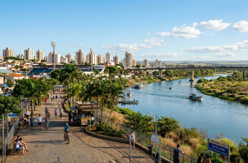 Araçatuba mantém PIB per capita de R$ 57.253, destacando-se como centro regional de desenvolvimento econômico e educação. 20 A antiga "capital do boi" virou o maior polo de saúde e universidades a 6h de São Paulo e encanta com IDH de 0,788 e 98% de escolarização - Correio Braziliense