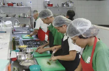 Taxa de desemprego no Brasil cai para 5,6%, o menor índice desde 2012, segundo IBGE 5 Brasil registra menor taxa de desemprego para o trimestre encerrado em maio