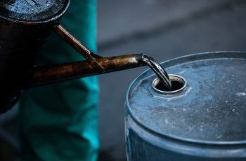 Previsão aponta que preço do petróleo deve oscilar entre US$ 75 e US$ 90 por barril no segundo semestre de 2023 6 Coface vê barril de petróleo entre os 75 dólares e os 90 dólares com normalização no Médio Oriente