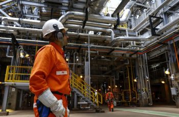 Petróleo tem alta de preços devido à guerra no Oriente Médio, impactando combustíveis no Brasil 11 Economia brasileira cresce 0,1% em abril, aponta prévia da FGV