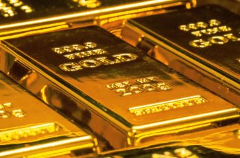 Ouro fecha em forte queda e atinge mínima do ano