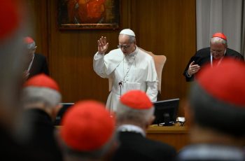 Perguntas, orações, trabalhos em grupo: o Consistório do Papa com os cardeais