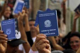 Taxa de desemprego no Brasil atinge 5,8% no trimestre encerrado em abril, segundo IBGE 9 Taxa média de desemprego fica em 13,4% em 2025, aponta IBGE