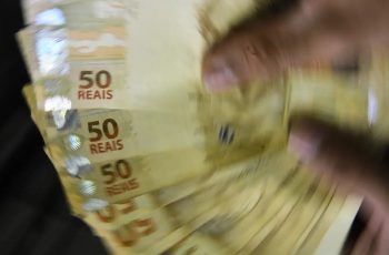 Ibovespa encerra praticamente estável, com leve alta de 0,06%, aos 188.161,97 pontos 3 A inflação medida pelos índices do IBGE e da FGV ficou em patamar semelhante