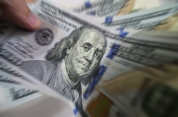 Dólar recua 0,10% e fecha cotado a R$ 5,1721 11 Dólar cai e Ibovespa recua com inflação dos EUA no radar e tensão no Oriente Médio