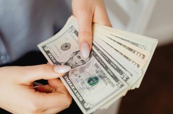 Dólar fecha em queda de 0,19%, cotado a R$ 5,164 2 Dólar cai, bolsa fica estagnada após adiamento EUA-Irã