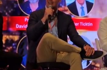 Filme 'Dark Horse' sobre Jair Bolsonaro é exibido em cúpula da direita americana em Las Vegas 1 Em premiere de 'Dark horse' em Las Vegas, Eduardo Bolsonaro fala de 'guerra cultural', Lava-Jato e evita Vorcaro