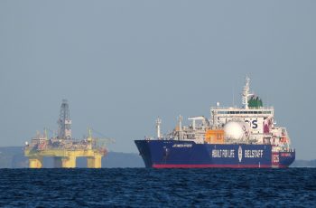 Petróleo volta a subir após ataque a navio no Estreito de Ormuz 1 O barril sobe e a conta do atraso climático chega