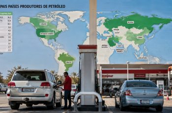Petróleo ultrapassa US$ 100 por barril em meio a tensões geopolíticas e volatilidade do mercado. 8 Motorista abastecendo em país com um dos menores preços de gasolina do mundo em 2026.