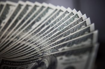 Dólar avança 0,45% e fecha a R$ 5,1798 nesta segunda-feira 5 Dólar fecha em alta a R$ 5,17 após trégua entre Israel e Irã; Bolsa cai