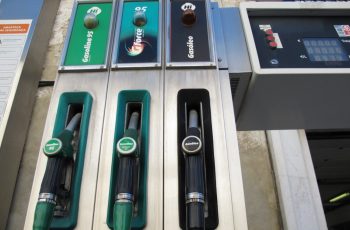 Petróleo encerra em torno de US$ 73 por barril, mantendo tendência de queda. 3 Preço do petróleo caiu, gasolineiras não deram por isso