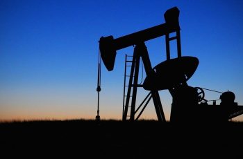 Petróleo Brent recua 3,79% e fecha a US$ 79,96 por barril, abaixo dos 80 dólares pela primeira vez desde março 2 Cotação do Brent abaixo de 80 dólares pela primeira vez desde início de março