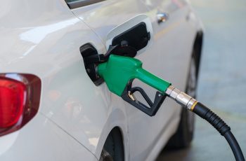 Petróleo Brent permanece acima de US$ 100 por barril, apesar de alta moderada nos combustíveis no Brasil 1 Política de preços e subsídios ajudaram a conter alta dos combustíveis