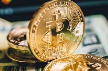Bitcoin recua para cerca de US$ 62.900, pressionado por tensões geopolíticas e saída de ETFs 10 Bitcoin cai com petróleo e tensões geopolíticas