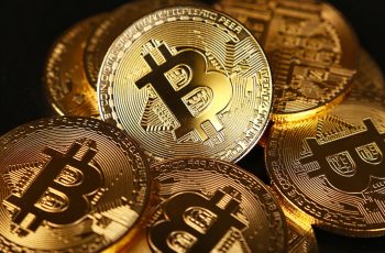 Bitcoin se mantém perto de US$ 64.000 antes de possível acordo de paz entre EUA e Irã 1 Touros do Bitcoin miram US$ 67 mil depois que Trump diz que Ormuz será aberto para todos