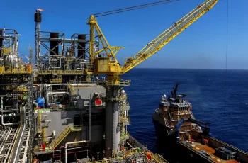 Petróleo recua devido a expectativas de trégua entre EUA e Irã, pressionando cotações no mercado internacional 1 Tensão entre EUA e Irã interrompe trégua e faz preço do petróleo recuar
