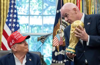 FIFA revoga suspensão de Balogun após ligação de Trump e jogador poderá atuar contra a Bélgica 1 Trump telefonou para Infantino na quarta-feira e pediu para Fifa rever suspensão de atacante dos EUA, diz New York Times
