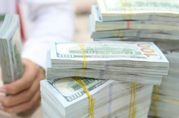 Dólar encerra a 26.070 dong para compra e 26.450 dong para venda em 14 de julho, com redução de 10 dong no Vietcombank. 1 Vietnam.vn - Nền tảng quảng bá Việt Nam