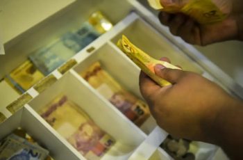 Superávit da balança comercial brasileira é revisado para US$ 90 bilhões em 2026, segundo Mdic 3 Governo eleva para US$ 90 bilhões projeção de superávit da balança comercial em 2026