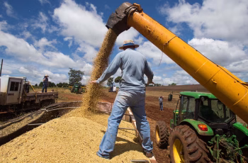 Crescimento do PIB brasileiro deve atingir 1,1% no primeiro trimestre de 2026, segundo Projeções Broadcast 9 PIB do Brasil deve crescer 1,1% no primeiro trimestre deste ano, preveem economistas