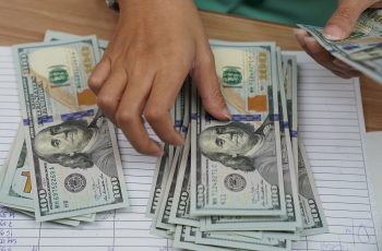 Dólar hoje opera em baixa sob influência do exterior
