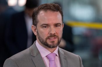 Petróleo tipo Brent volta a subir e atinge US$ 80 por barril após tensões no Irã 7 Governo decide adiar corte do subsídio da gasolina para a próxima semana
